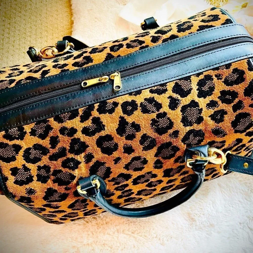 ♥️ Travel bag, vintage carry on, in Leopard 🐆 print. Gevive by boyt.